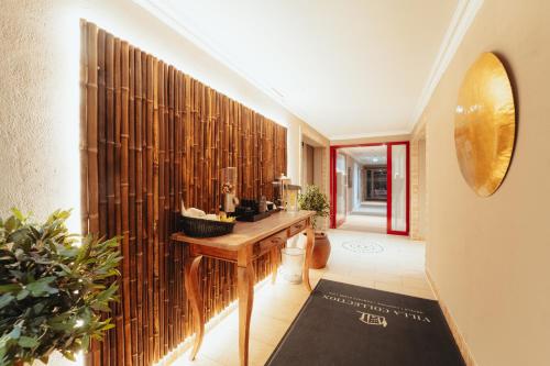 a bathroom with a wooden wall at Hotel Villa Medici in Bad Schonborn