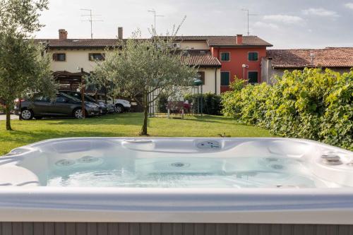 a jacuzzi tub in a yard with houses at Agriturismo Al Tralcio in Valeggio sul Mincio