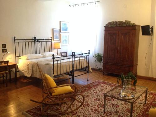 1 dormitorio con 1 cama, mesa y sillas en B&B Le Tortore, en Melara