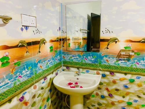 a bathroom with a sink and a mirror at Die Elefanten Udawalawe in Udawalawe