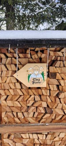 ein Skateboard hängt an einer Holzwand in der Unterkunft Chez Pierre in Praz-de-Fort