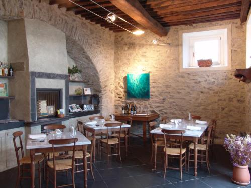 restauracja ze stołami i krzesłami w pokoju w obiekcie La Sosta di Ottone III w mieście Levanto
