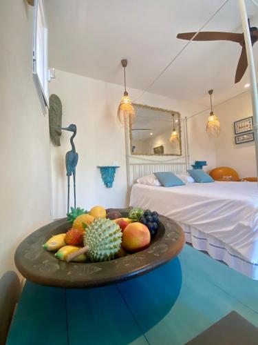 a plate of fruit on a table in a room at Les Terrasses de Lô in Bormes-les-Mimosas