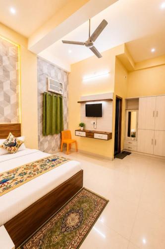 Gallery image of Cosmic Elite Krishiva Hotel Vrindavan - Affordable Rooms at Central Location in Vrindāvan