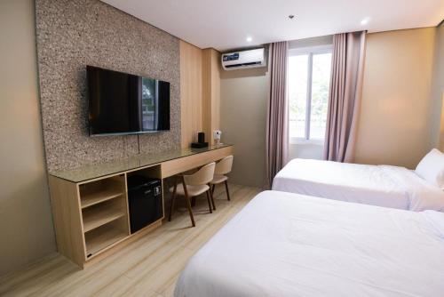 En eller flere senge i et værelse på Hotel Ester