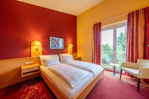 a hotel room with a bed and a window at Komfort-Hotel Katerberg in Lüchow