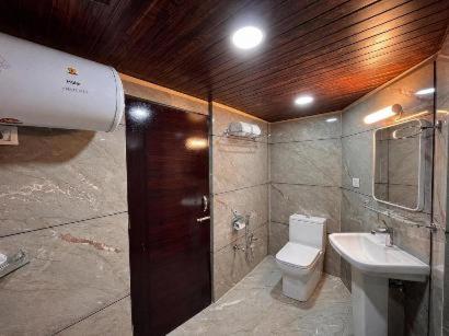 a bathroom with a toilet and a sink at Hotel Zimin Ziro in Ziro