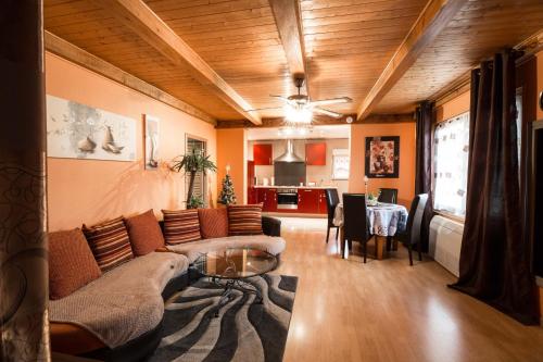 un salon avec un canapé et une table dans l'établissement Chambres d'hôtes & Gîtes La Paysanne, à Fresnes-en-Woëvre