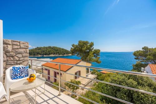 Valdarke Vittorio Apt with Sea View Terrace - Happy Rentals