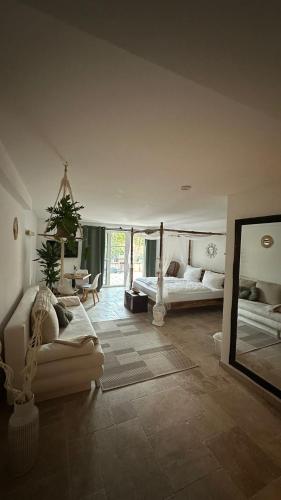 a living room with two beds and a mirror at Ferienzimmer BlatnerS Bissersheim in Bissersheim