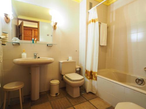Hotel La Palma Romántica في بارلوفينتو: حمام مع مرحاض ومغسلة وحوض استحمام