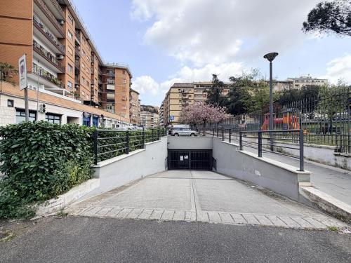 3 Bedroom Flat with Private Parking and Metro at 4 mins walk