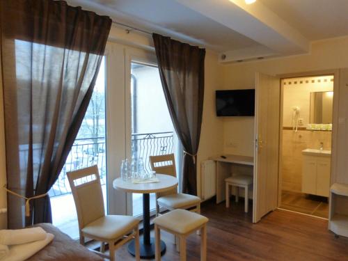 a living room with a table and chairs and a window at Villa Gdańsk in Gdańsk