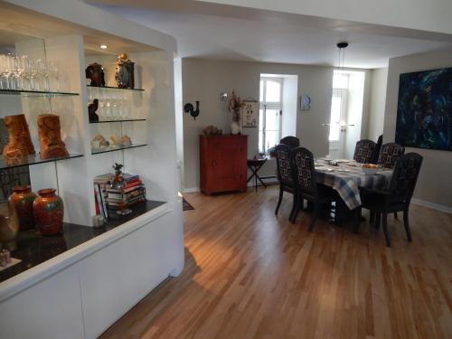 a dining room with a table and chairs in a room at Gite (B&B) du Vieux-Port in Quebec City