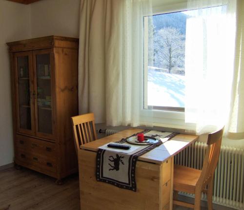 Zimmer mit einem Holztisch und einem Fenster in der Unterkunft Seeblick-Appartements Ossiach in Ossiach