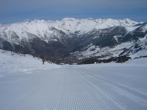 a snow covered mountain range with a ski slope at Apartamentos Ball Benas Edificio Prados de Velarta in Cerler