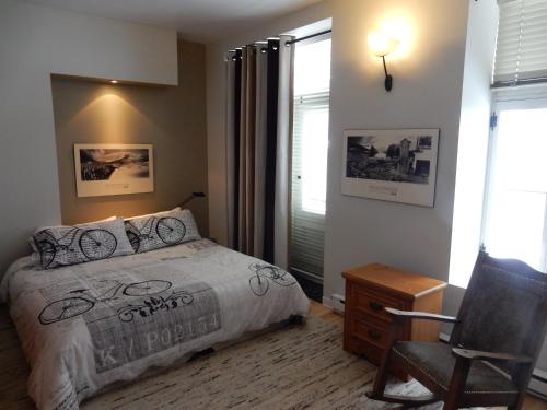 魁北克市的住宿－Gite (B&B) du Vieux-Port，卧室配有床、椅子和窗户。