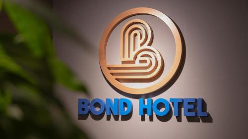ein Logo für ein Bond-Hotel an einer Wand in der Unterkunft Bond Hotel Rawang in Rawang