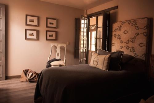 a bedroom with a bed and a window at Hotel MasClara in Villa de Leyva