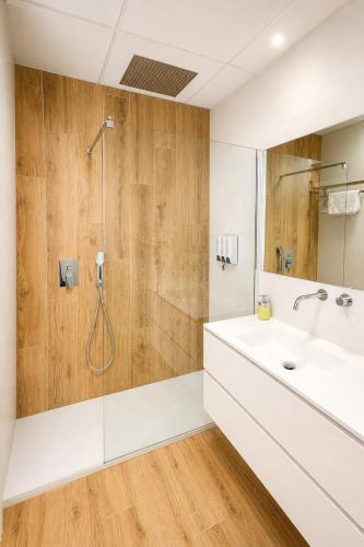 a bathroom with a shower and a sink at Apartamento Luxe Triana in Seville