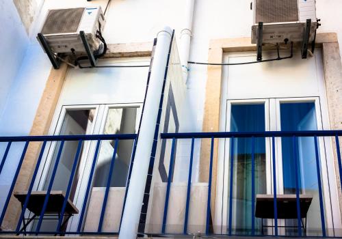 a building with two chairs on a balcony at Anjo Azul in Lisbon