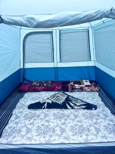 a room with two beds in a tent at Kishangangacampsgurez in Wāmpor