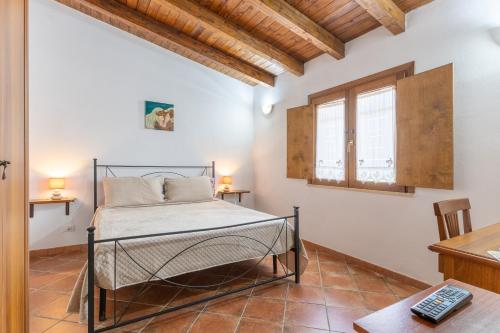 a bedroom with a bed in a room at Lemalu con giardino in Menfi