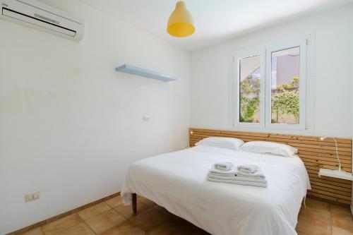 a bedroom with a white bed with towels on it at Residence Quattro Colonne in Santa Maria al Bagno