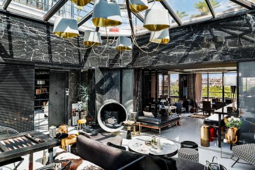 TBS 602 - Superb Penthouse Eiffel with View