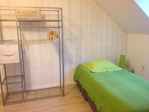 1 dormitorio con 1 cama en una habitación en La Rosée D'Anché en Anché