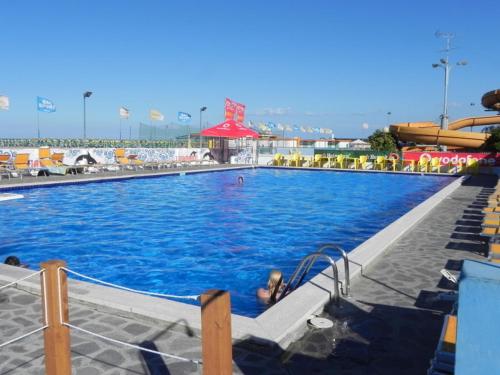 Bazén v ubytování Hotel Admiral nebo v jeho okolí