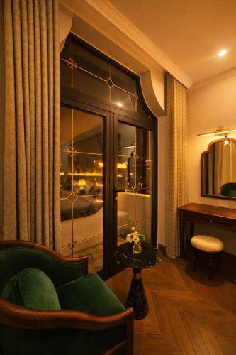 a living room with a chair and a window at OCEAN HOTEL Ninh Binh - Near Trang An & Hoa Lư Old Town in Kỳ Vĩ