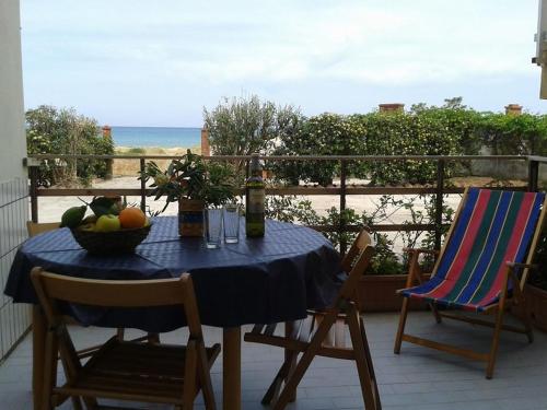 アルカモ・マリーナにあるAlba Holiday Homeのバルコニーにテーブルとフルーツの盛り合わせ