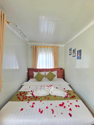 a bedroom with a bed with roses on it at Green House 168 in Kaôh Rŭng (3)