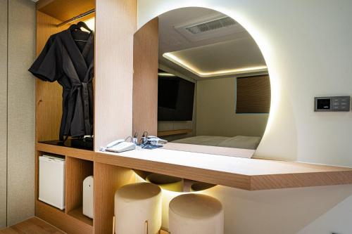 a bathroom with a sink and a mirror at 천호 호텔 코드 in Seoul