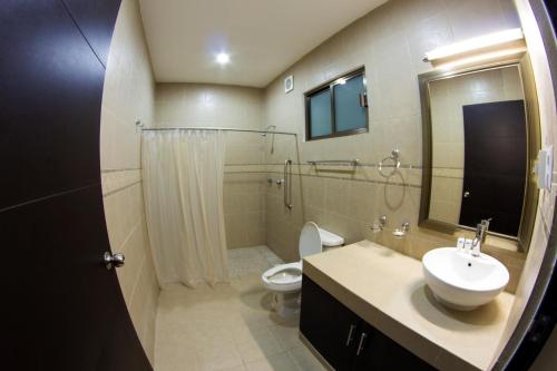 Ett badrum på Hotel & Suites Domani