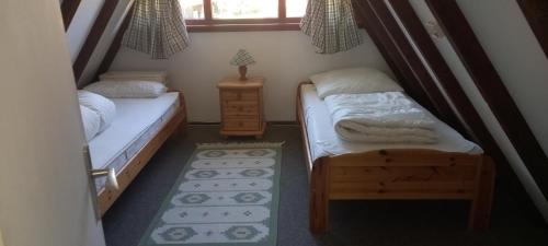 a small room with two beds and a window at Ferienpark Vorauf Typ B/Oslo Wacholderweg 10 in Siegsdorf