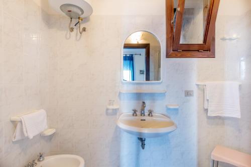 哥斯達黎加天堂的住宿－Paradiso，一间带水槽、卫生间和镜子的浴室