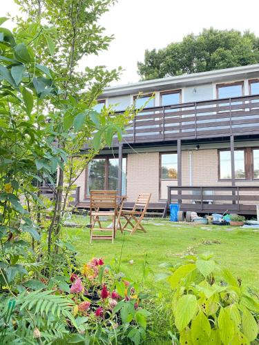 天然温泉と広い庭でくつろぐ漆喰壁のスウェーデンハウス