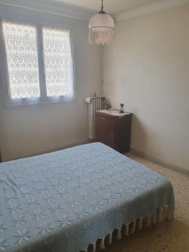 room for rent staying with a resident
