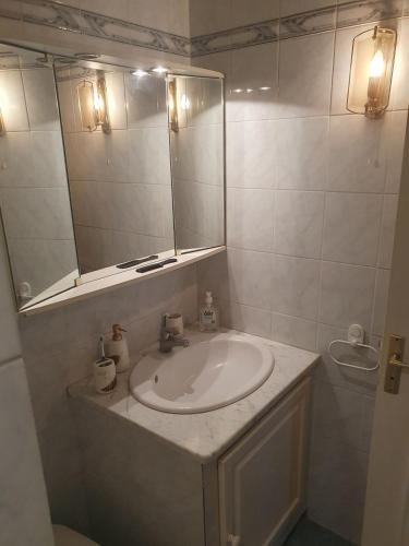 room for rent staying with a resident