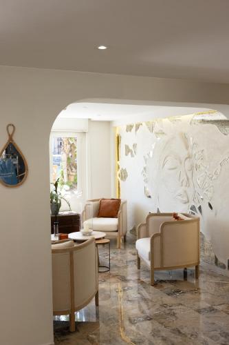 a living room with couches and a painting on the wall at Solemare in Bonifacio