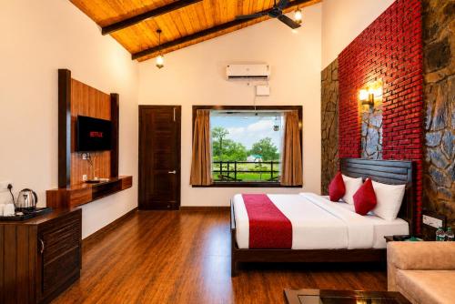 ein Schlafzimmer mit einem Bett und einer Ziegelwand in der Unterkunft Baris river resort Corbett in Rāmnagar