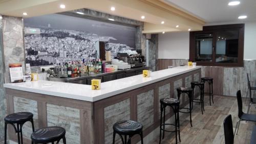 Ο χώρος του lounge ή του μπαρ στο Hostal Nuevo Alonso