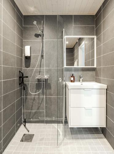 a bathroom with a shower and a sink at FolkiaCenter Gästhem - Vieraskoti - Guesthouse in Hanko