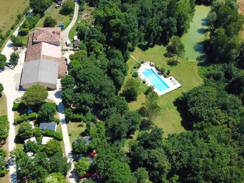 an aerial view of a house with a swimming pool at Camping 3 étoiles - Piscine - ccbfi0e in Mauroux