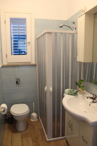 a bathroom with a toilet and a sink at Baia dei Fenici in Birgi Vecchi