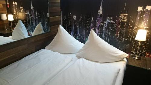 ブダペストにあるMiniapartman Budapestの市街を望む客室で、白い大型ベッド1台が備わります。
