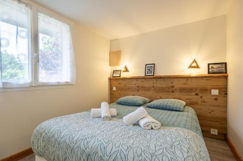 a bedroom with a bed with two towels at Chambre d'hôtes Basinroche in Saulxures-sur-Moselotte