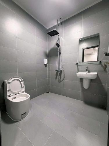 a bathroom with a toilet and a sink at Jade River Phong Nha in Phong Nha